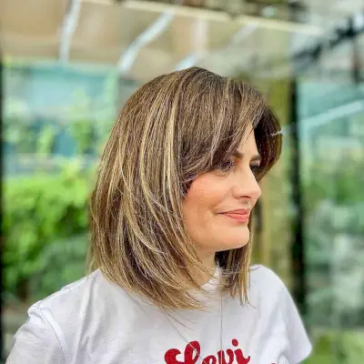 Trendy Collarbone-Length Layered Bob with Highlights