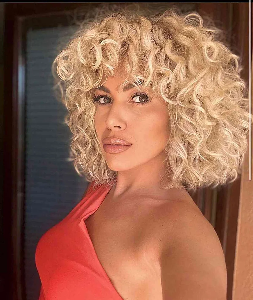 בוב חתוך עם ברבי בלונד רינגלט' title=