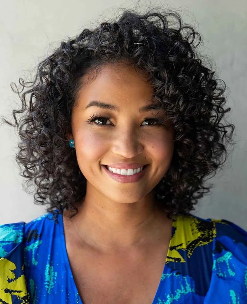 תספורת בוב מתולתל מודרנית' title=