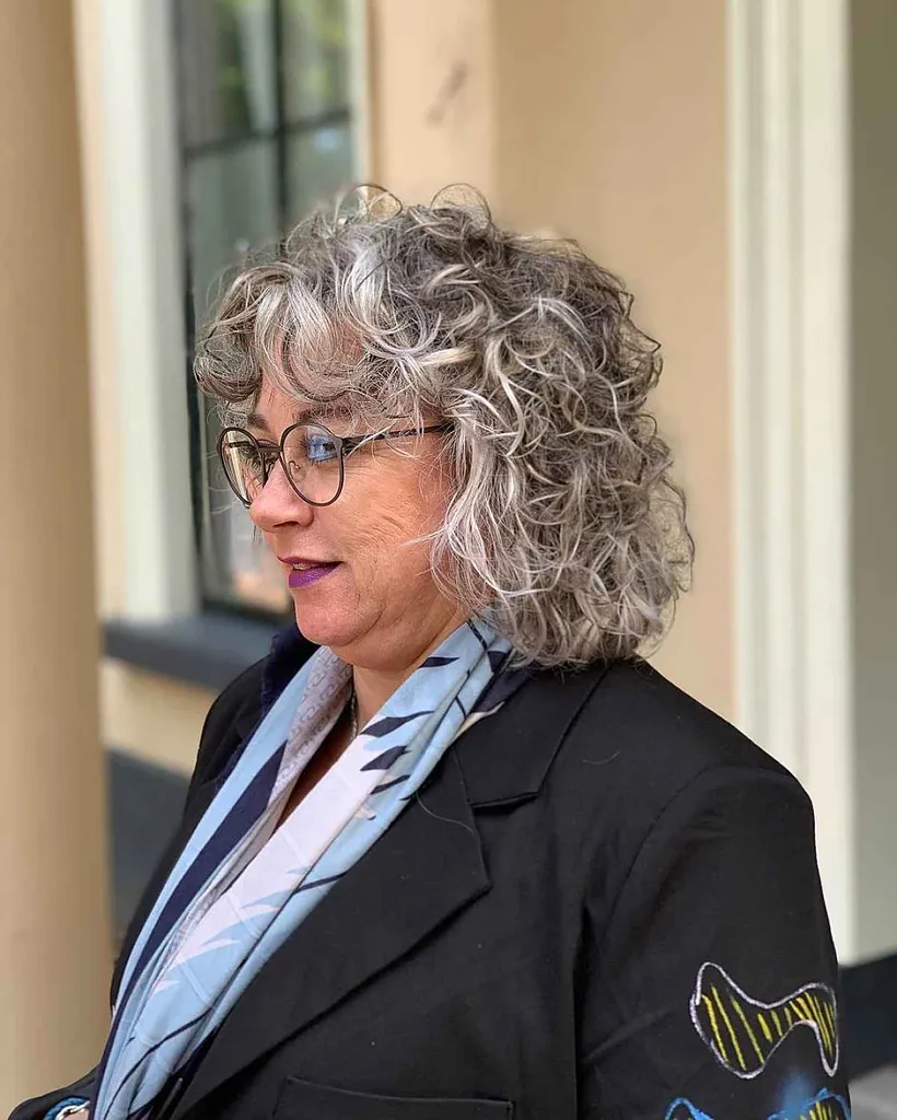 בוב מסולסל לנשים מעל גיל 50' title=