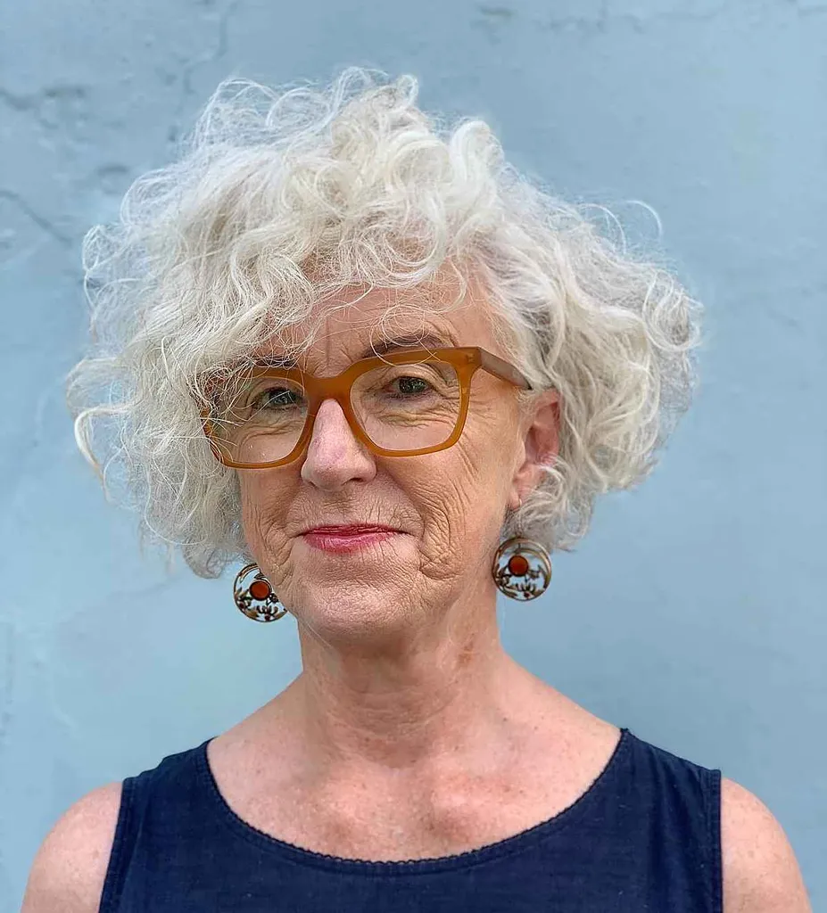 סלסול חמוד לנשים מעל גיל 60' title=