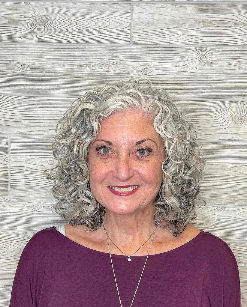 בוב צעיר לנשים מבוגרות' title=