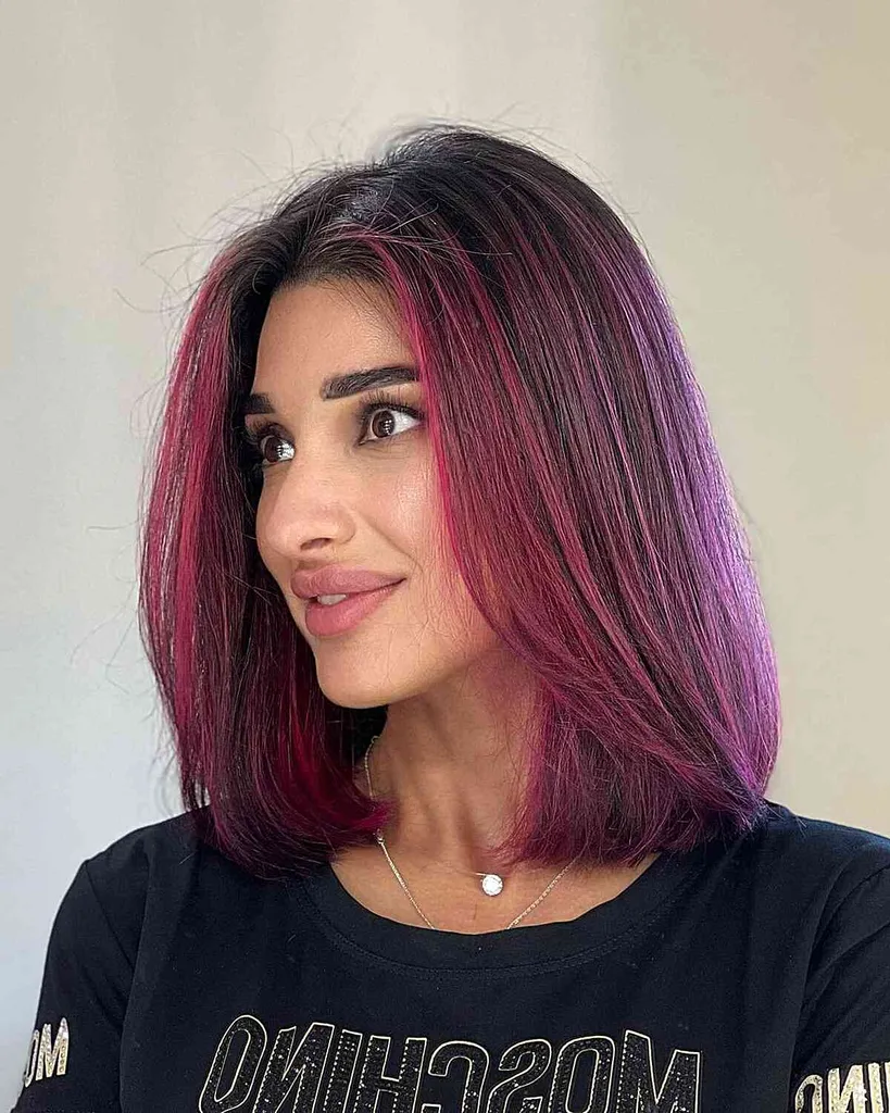 90er-Jahre-Magenta-Haar mit schulterlangem Lob-Schnitt' title=