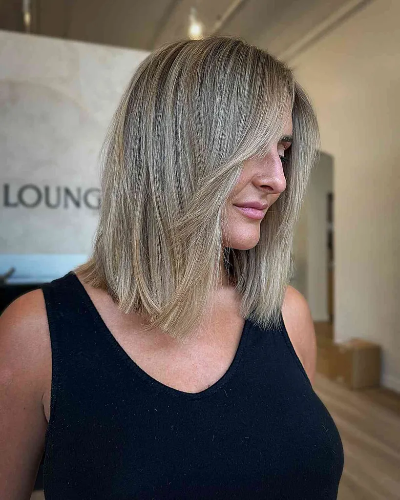 Schlüsselbein-Skimming-Lob aus den 1990ern mit Gesichtsrahmen' title=