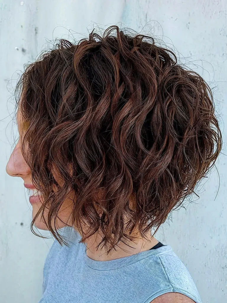 Bob ondulat cu straturi stivuite' title=