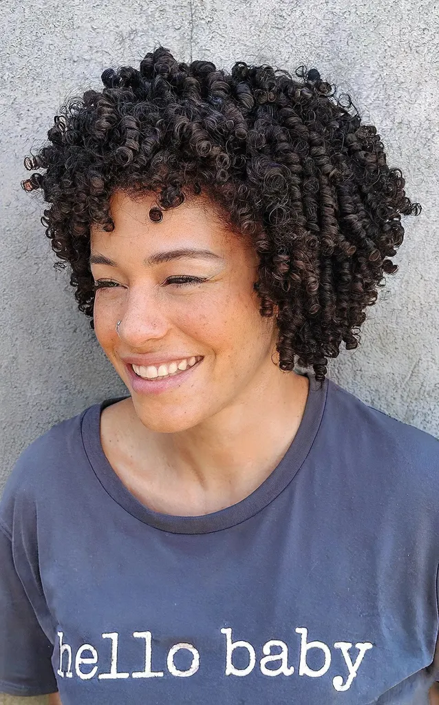 Bob stivuit strâns încolăcit' title=