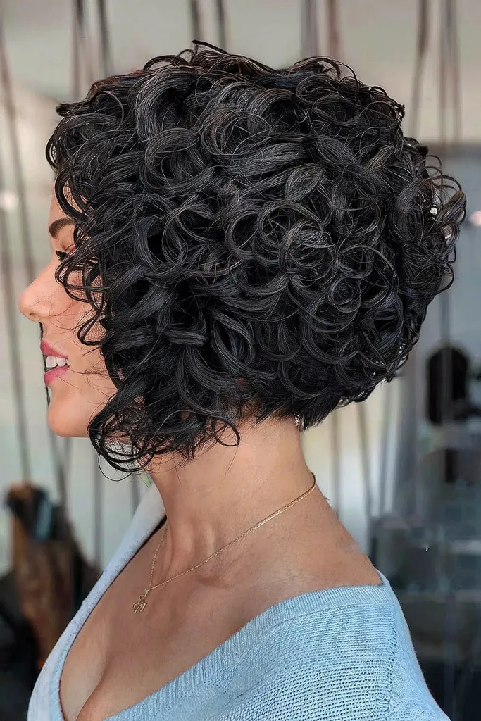 Tunsoare scurtă și stivuită cu bucle elastice' title=