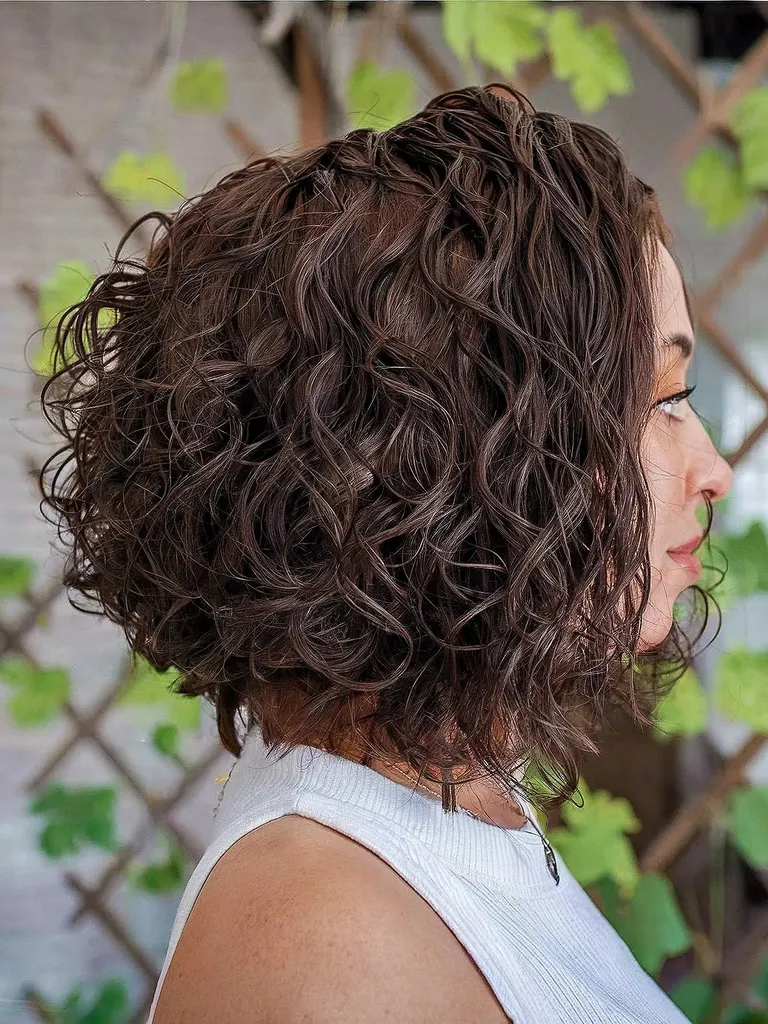 Bob inversat pentru păr gros' title=