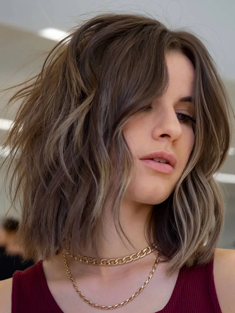 Trendy střapatý účes pro jemné vlasy s rozcuchanými vrstvami' title=