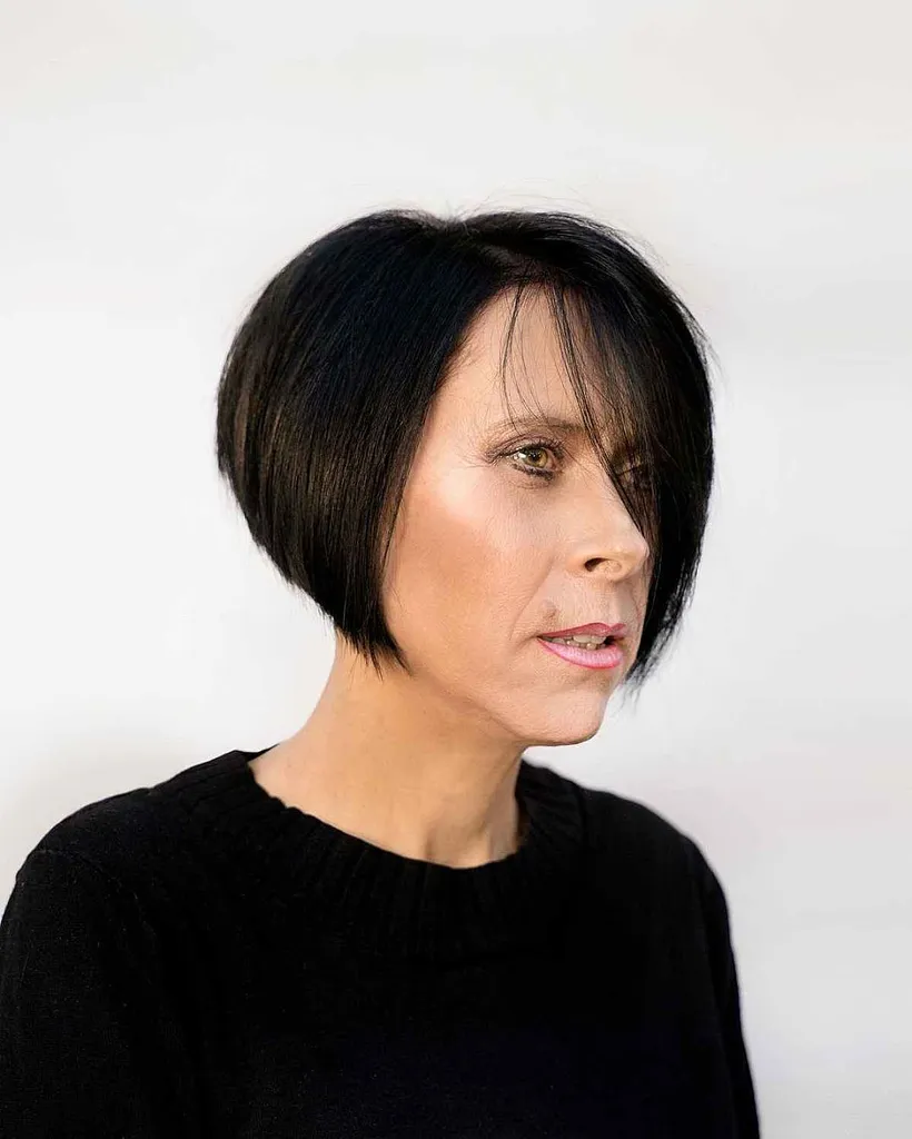 Jet Black trumpas apverstas bobas su ilgais šoniniais kirpčiukais' title=