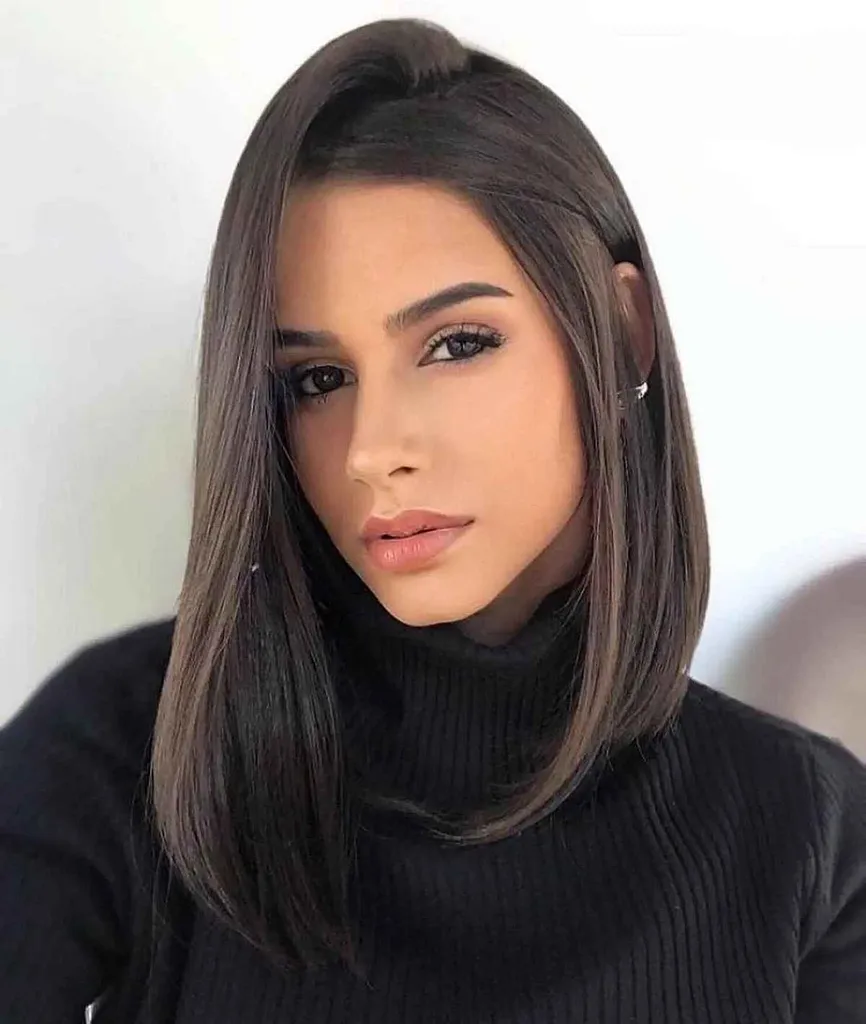 Středně dlouhý vrstvený střih Bob s hlubokou boční částí' title=