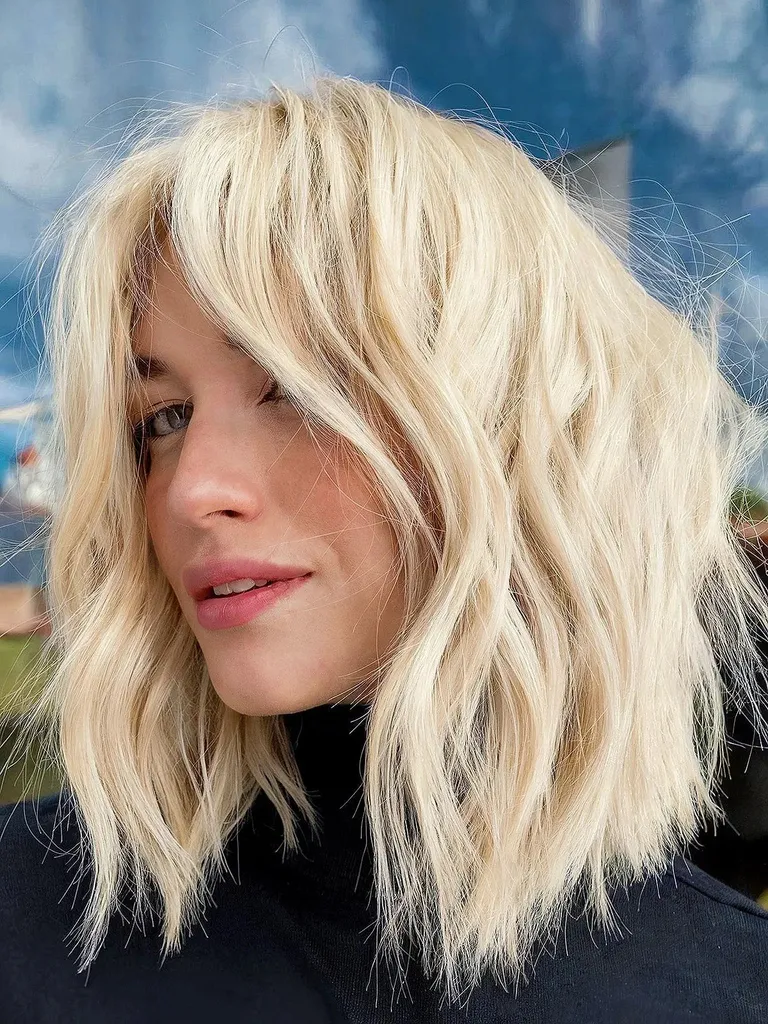 Blond strălucitor texturat Choppy Bob' title=