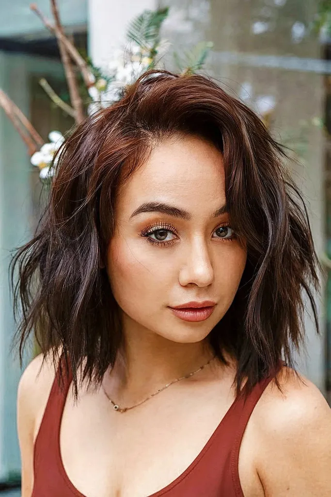 Lob dezordonat cu despărțire laterală' title=