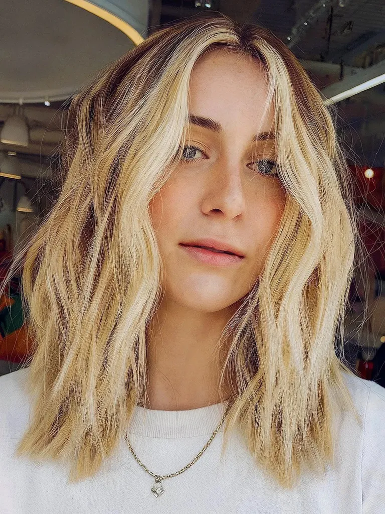 Blond Long Choppy Bob cu valuri' title=