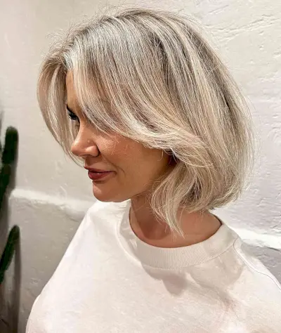 Face-Framing Lob for Fine and Blonde-Haired Ladies