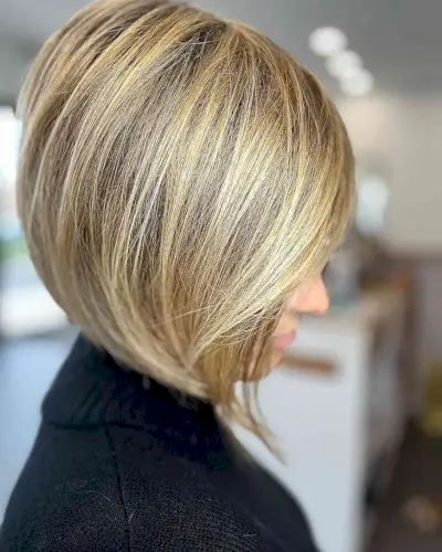 Sleek Graduated Bronde Bob for Fine Hair Types