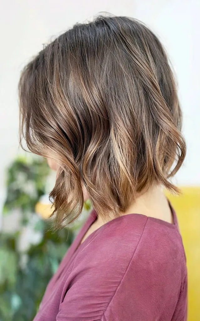 부드러운 옴브레의 각진 짧은 단발머리' title=