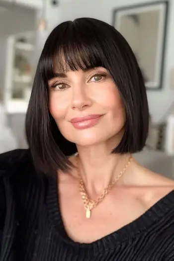 Coafura Blunt Bob cu breton pentru femei peste 40 de ani.