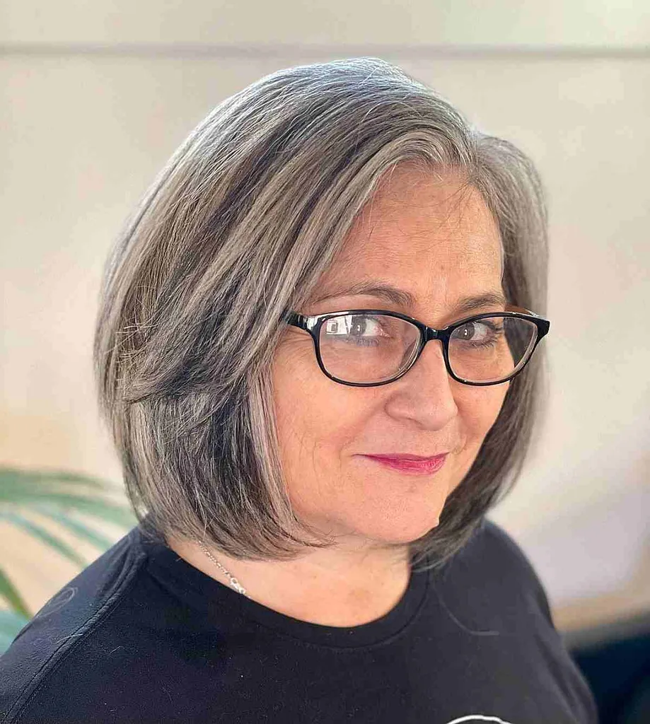 Warstwowy Bob dla kobiet powyżej 60. roku życia z włosami słono-pieprzowymi' title=