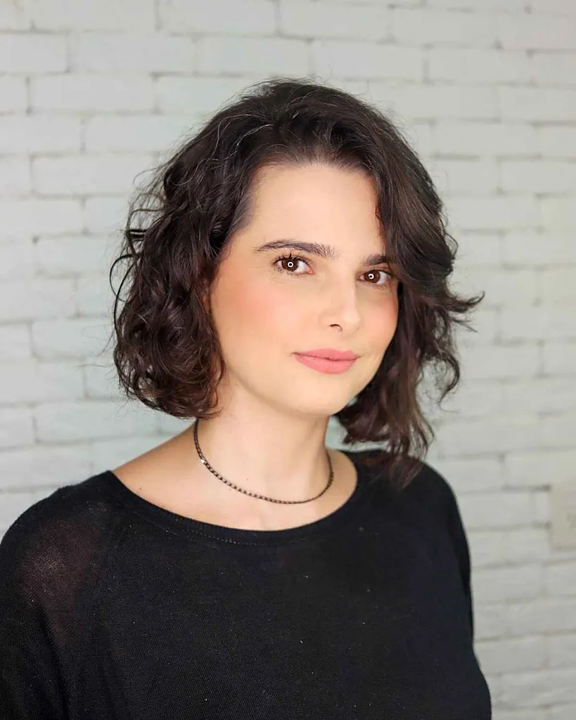 Modny falisty warstwowy bob' title=