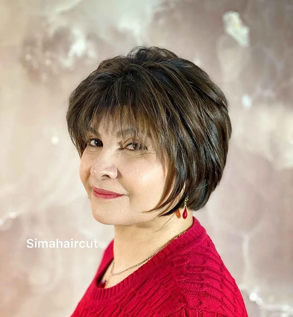 Młodzieńczy, warstwowy bob o długości szczęki' title=