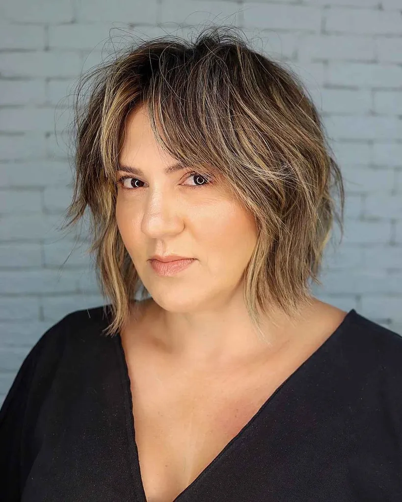 Nowocześnie wyglądający teksturowany i warstwowy odwrócony Bob' title=