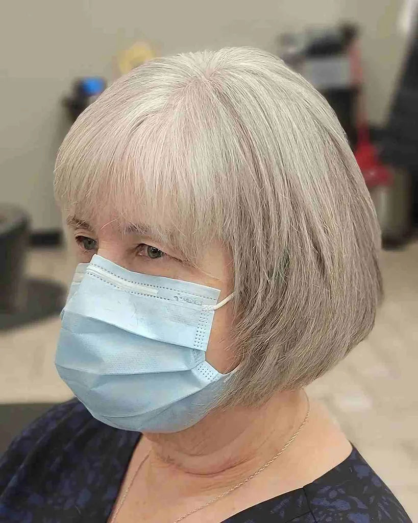 Klasyczny Bob z delikatnymi grzywkami i warstwami' title=