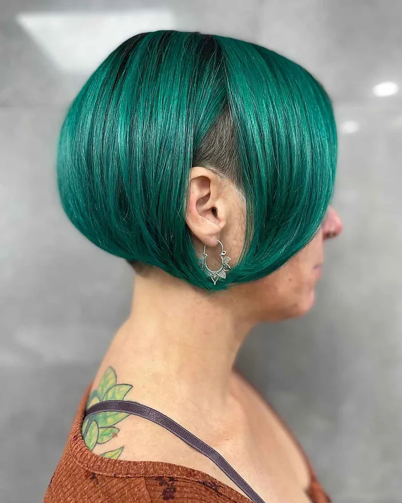 „Edgy Emerald Green Pixie Bob“ su vyresnio amžiaus moterimi' title=