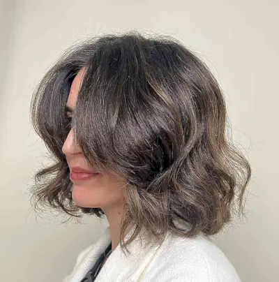Face-Framing Voluminous Wavy Medium Bob