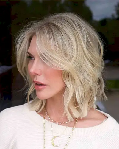 Face-Framing Textured Blonde Lob