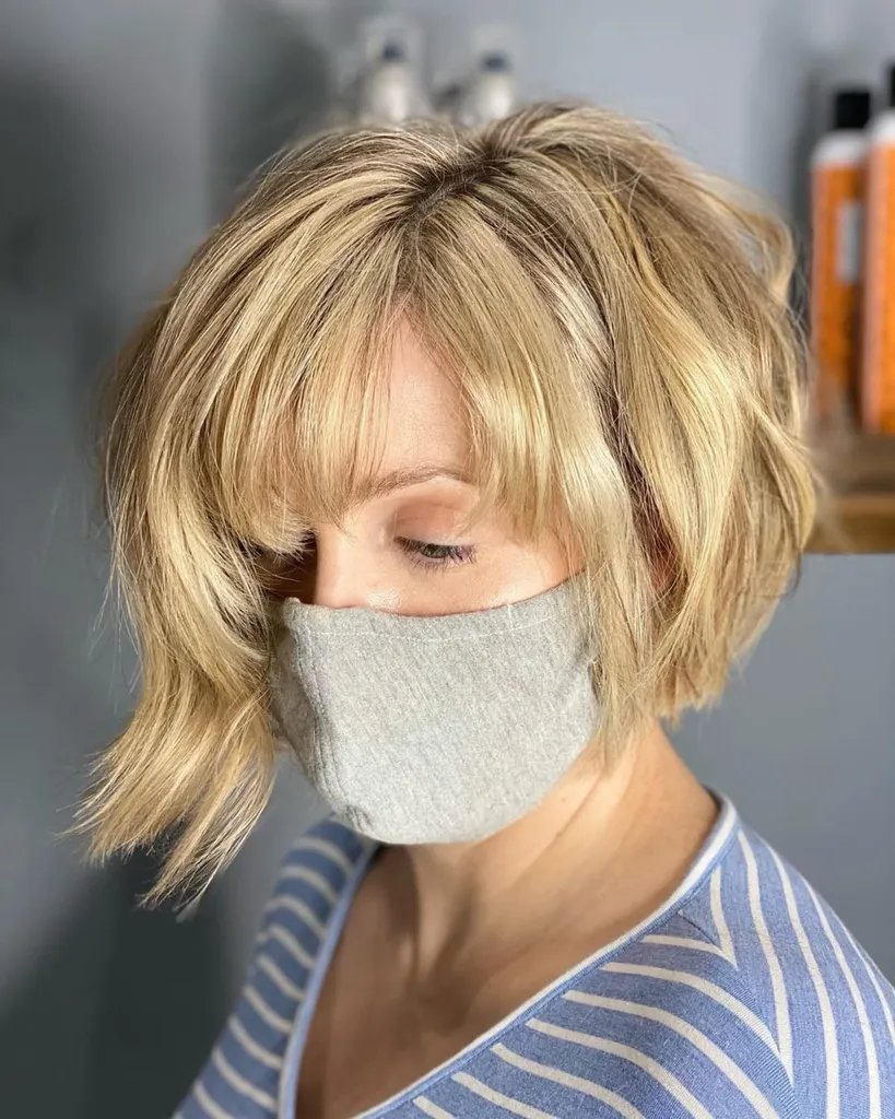 בוב הפוך א-סימטרי עם שוליים' title=