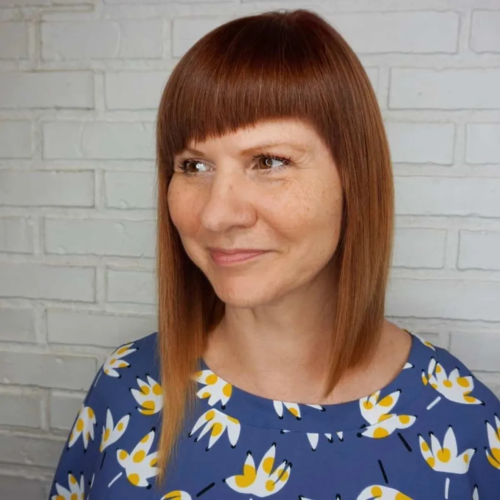 בוב ארוך אסימטרי עם פרינג'' title=