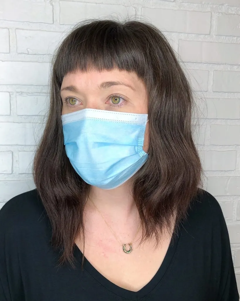 לוב א-סימטרי באורך בינוני גלי עם פוני' title=