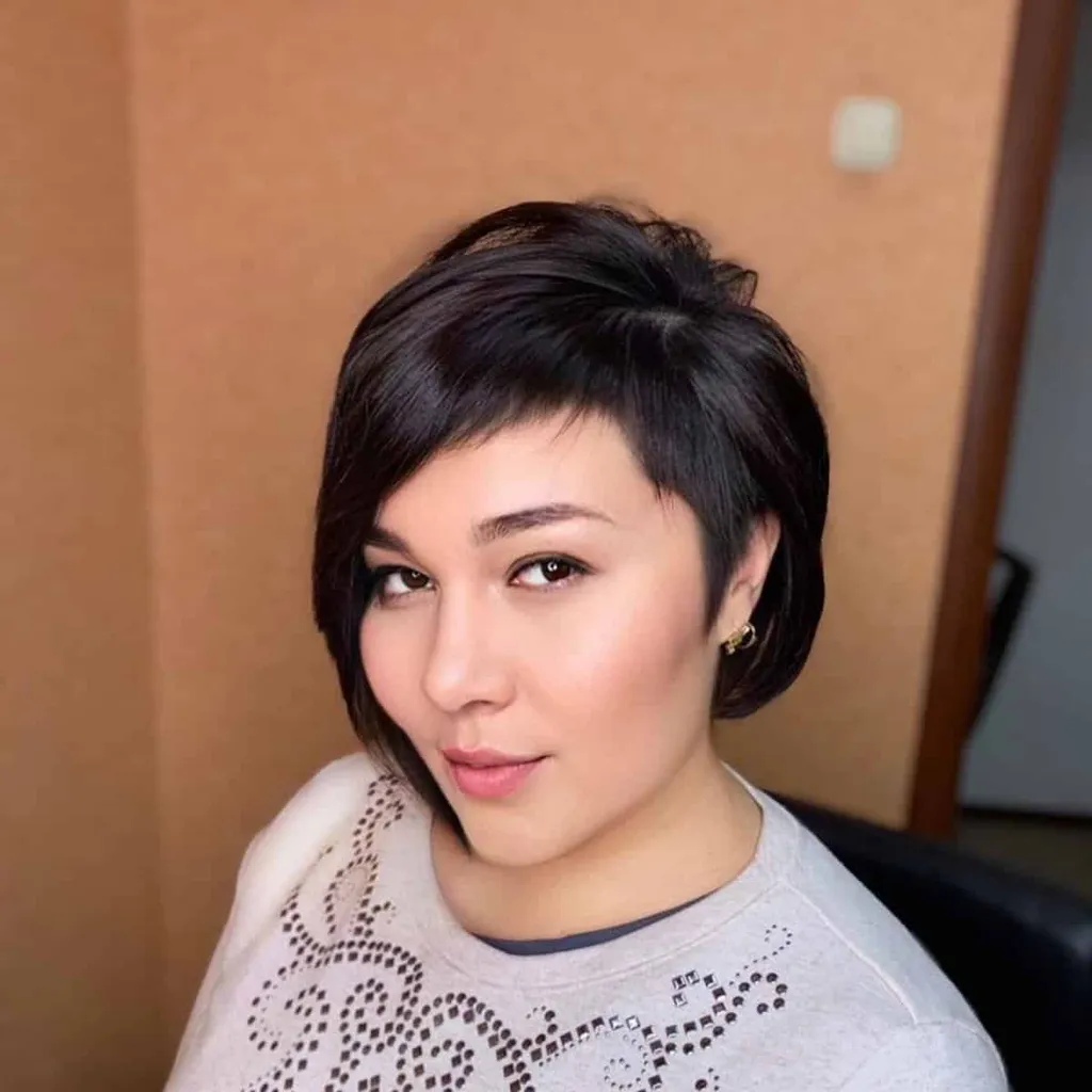 בוב עם פוני אסימטריים לשיער דק' title=