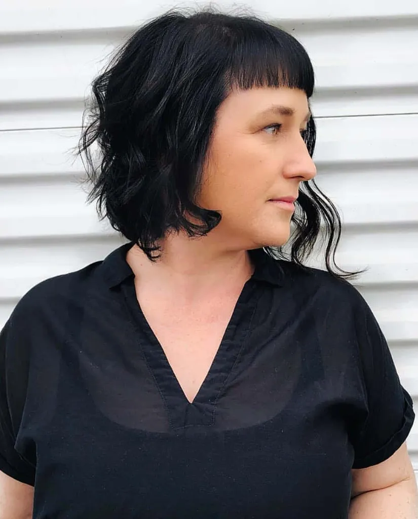 בוב אסימטרי באורך צוואר עם פוני' title=