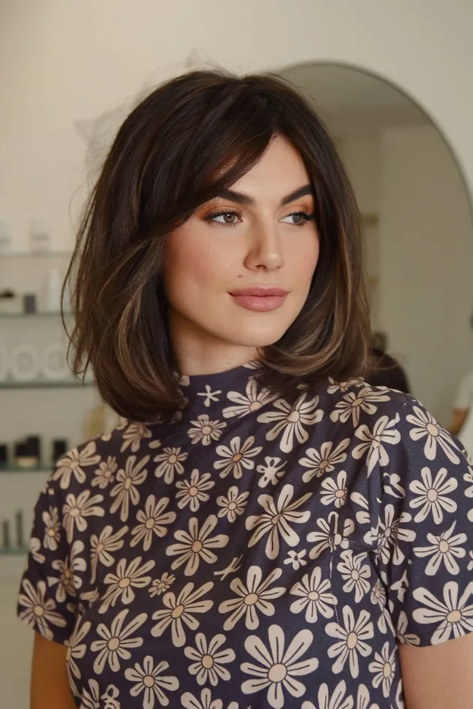 Mørk bob hårklipp med gardin smell' title=