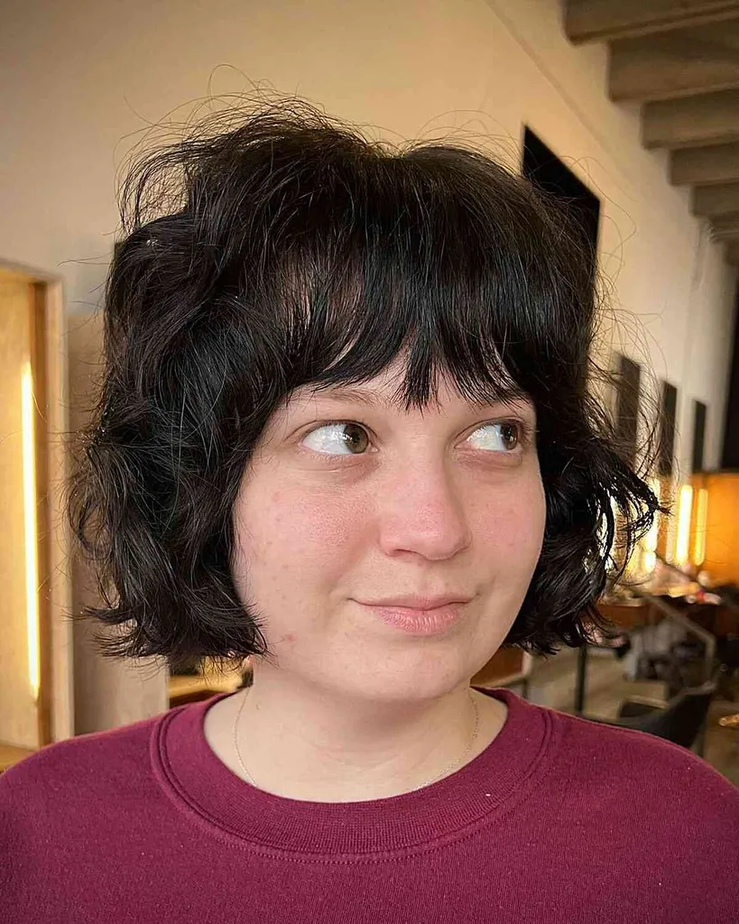 Shaggy Bob que pasta o queixo com franja para rostos redondos' title=