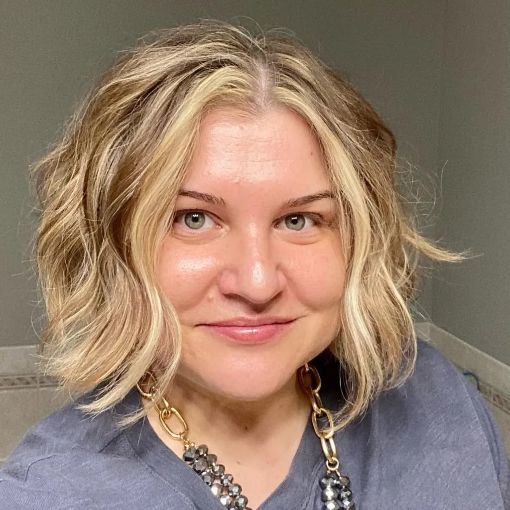 Corte bob texturizado na altura do queixo com ondas e cachos para rostos redondos' title=