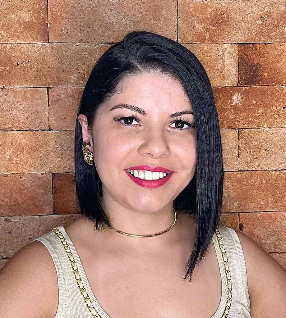 Bob assimétrico com divisão lateral profissional para rostos redondos' title=