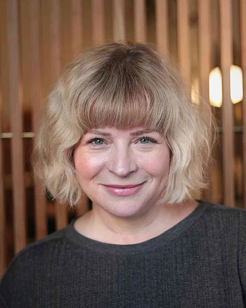 Bob desgrenhado que pasta o queixo com franja suave para mulheres com rostos redondos' title=