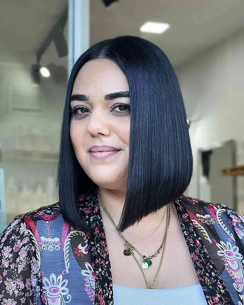 bob angulado para cabelos lisos e rosto redondo' title=