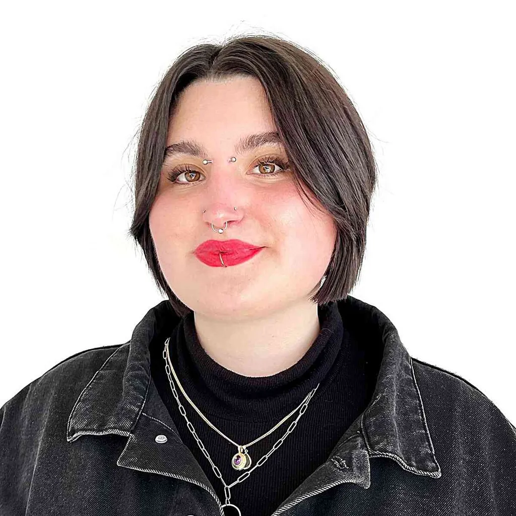 Bob elegante na parte central com moldura facial para mulheres plus size' title=