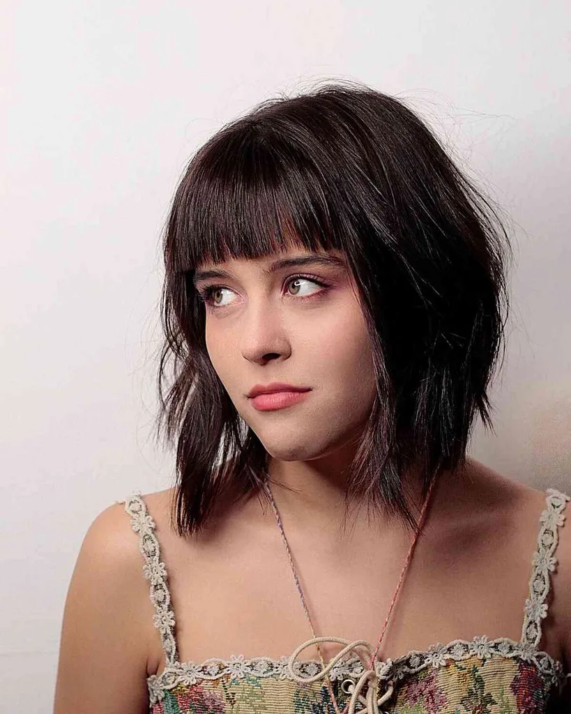 얇은 머리카락에 앞머리가 있는 어두운 갈색 머리 로브' title=