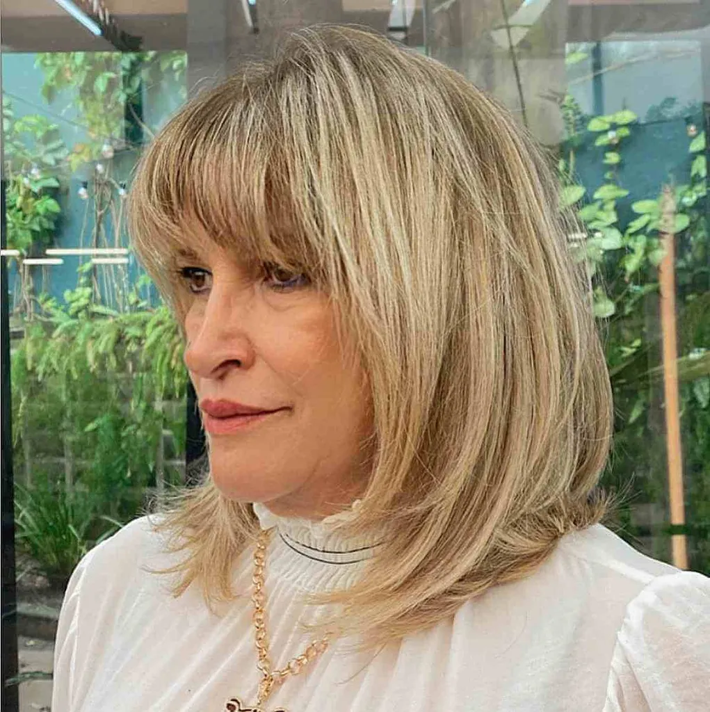 프린지가 있는 두꺼운 금발 로브' title=