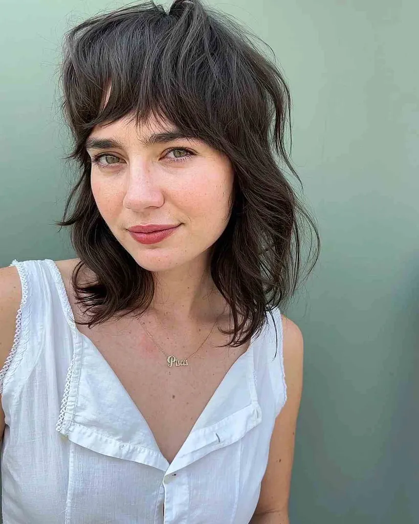 고르지 프린지를 곁들인 갈색 머리 섀기 로브' title=