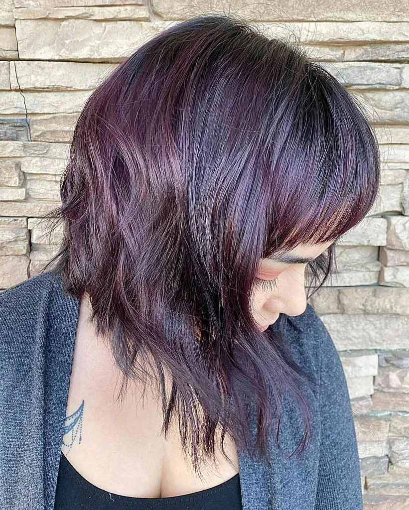 앞머리가 긴 면도된 비대칭 밥' title=