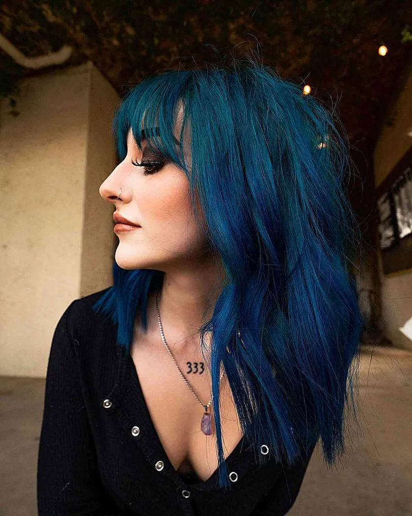 옆머리가 있는 어깨 길이의 롱 보브' title=