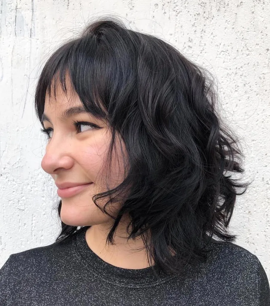 앞머리가 비대칭인 비치 웨이브 롱 보브' title=