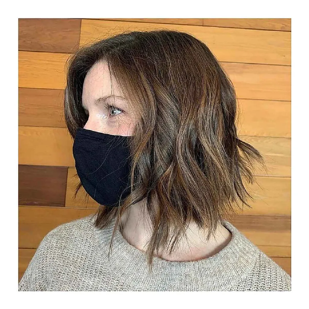 두꺼운 머리카락을 가진 여성용 목 길이의 부서진 밥 이발' title=