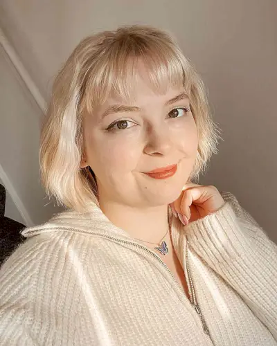 Short Classic Choppy Bob with Light Bangs for Round-Shaped Faces